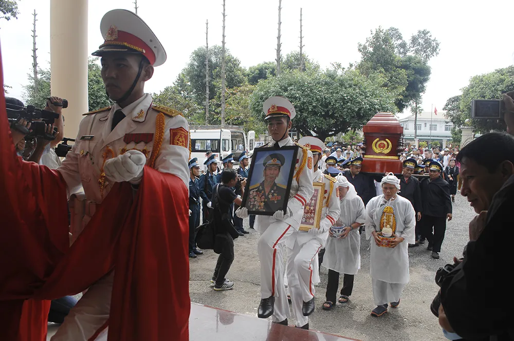 Người dân Đồng Tháp đẫm nước mắt viếng Anh hùng phi công Nguyễn Văn Bảy ảnh 4